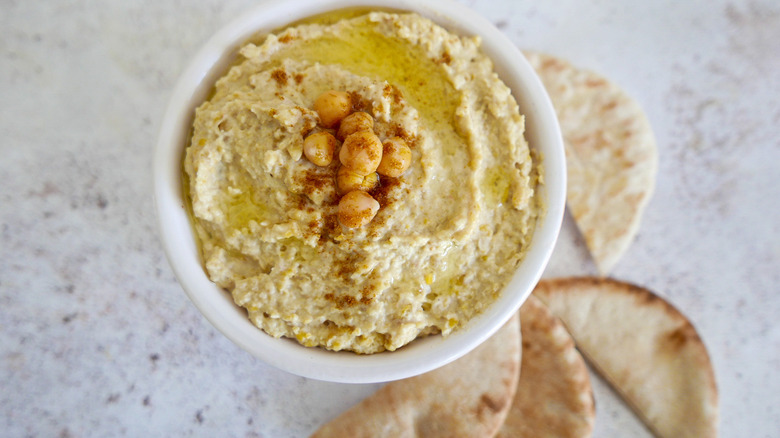 hummus in bowl 