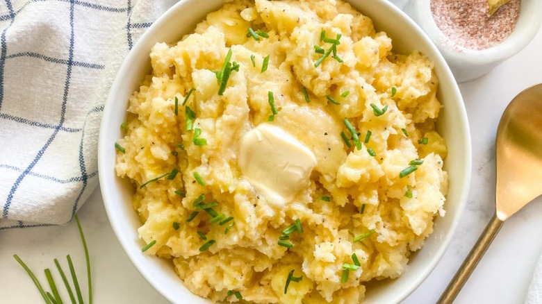 mashed potatoes in white bowl