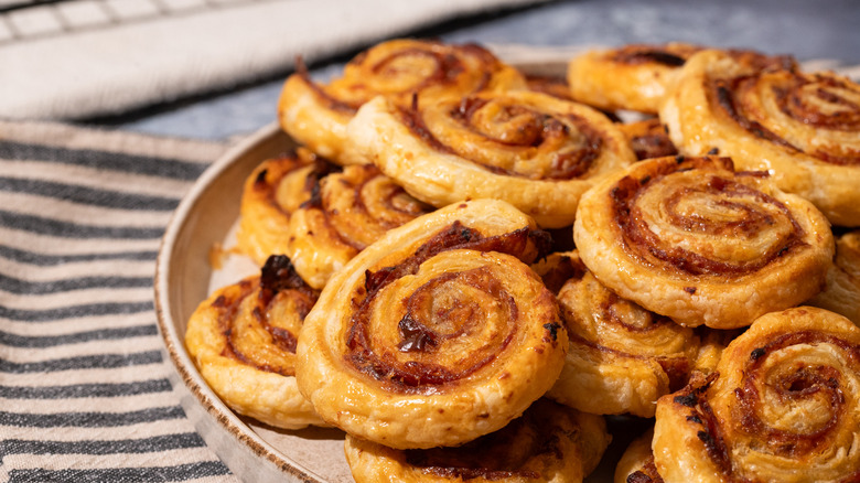 easy muffuletta party pinwheels