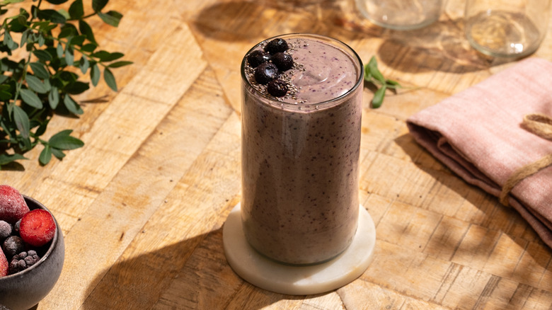 keto-friendly berry avocado smoothie
