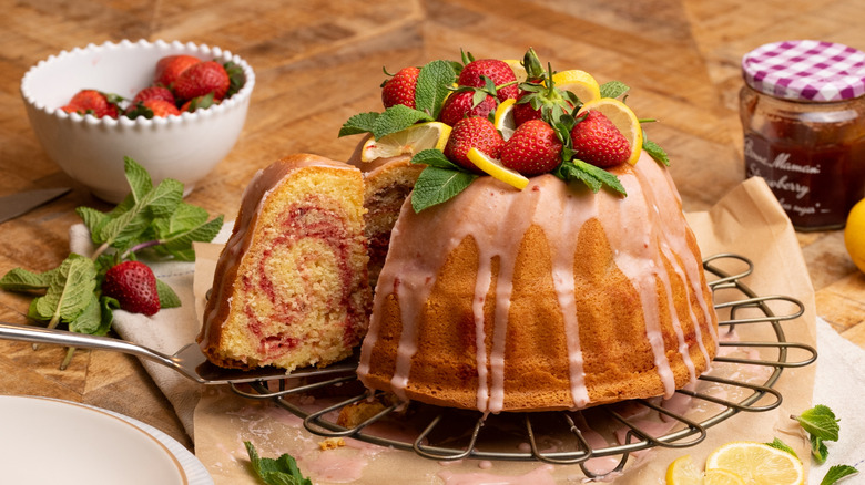 summery strawberry lemonade pound cake