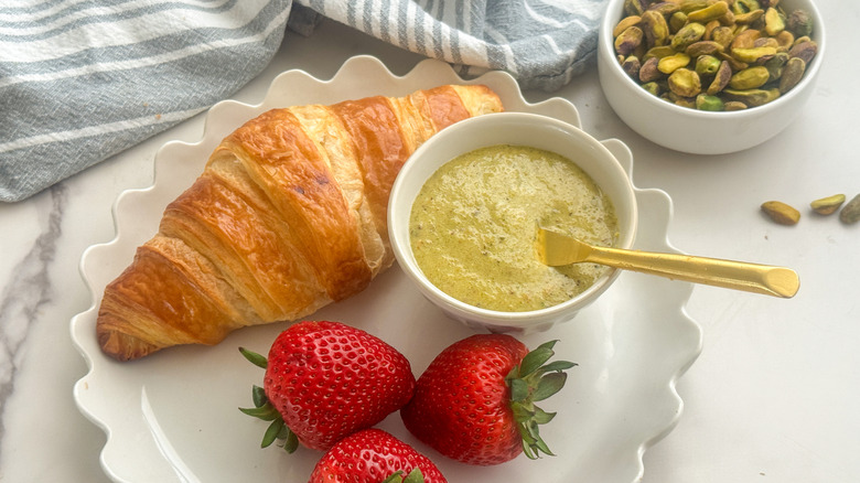 pistachio cream with croissant