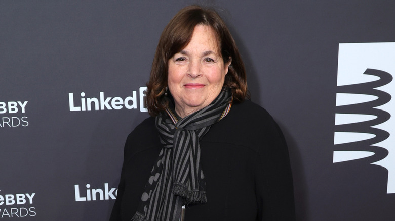 Shrimp cocktail with lemon