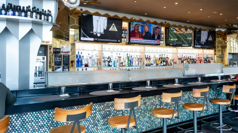 airport bar in newark, new jersey