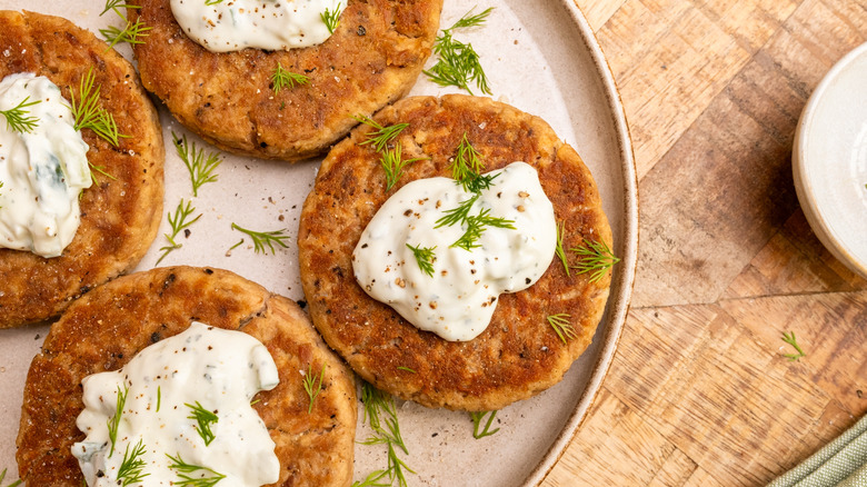 Tuna patties with creamy sauce and dill