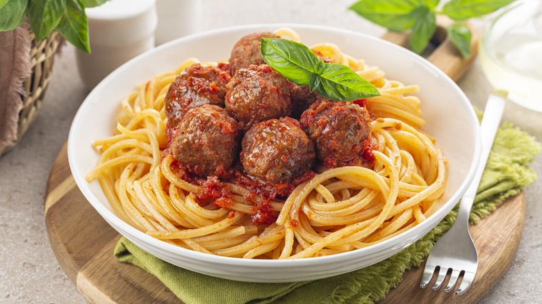 A plate with spaghetti and meatballs