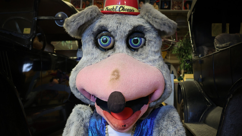 Chuck E. Cheese animatronic figure