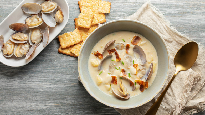 clam chowder with crackers