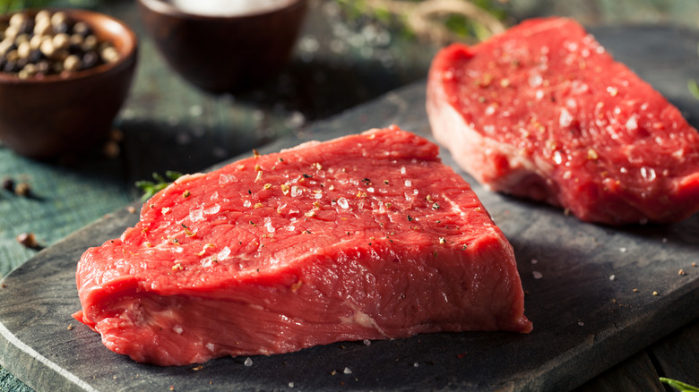 Steaks 幸运5分钟中国飞开艇官网记录查询 中国体彩实时记录飞行艇历史号码 168®幸运飞开艇开奖历史数据 on cutting board