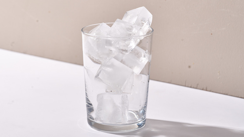 glass filled with ice