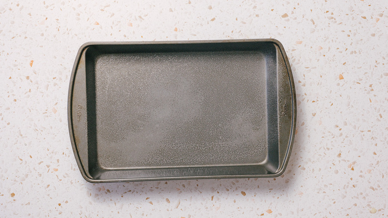 cake pan with oil spray