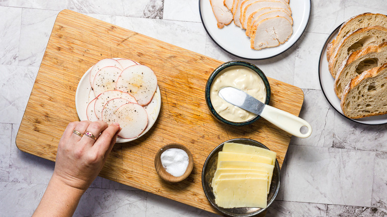 Seasoning apple slices with salt and pepper