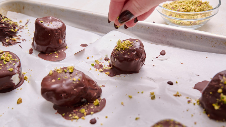 sprinkling bananas with pistachios