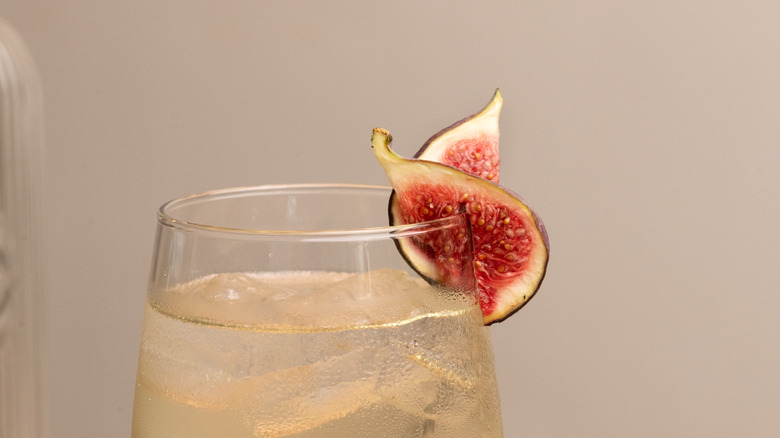 fall white wine spritzer