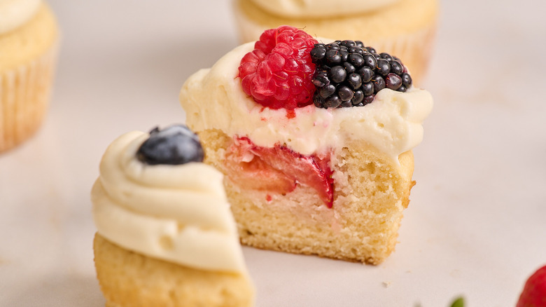 cupcakes filled with macerated strawberries