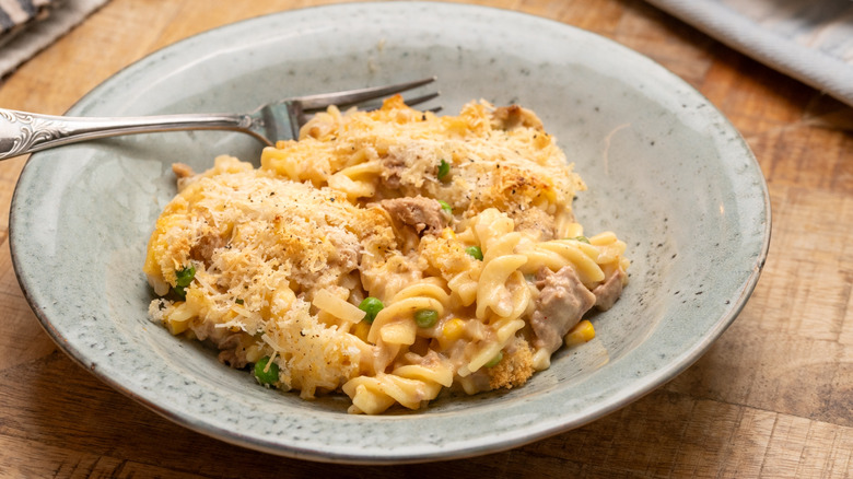 cheesy deluxe tuna casserole